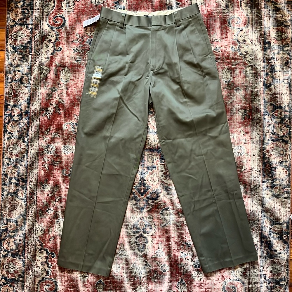 NWT Dockers Pleated D3 Classic Fit Olive Green Chinos 30 x 30